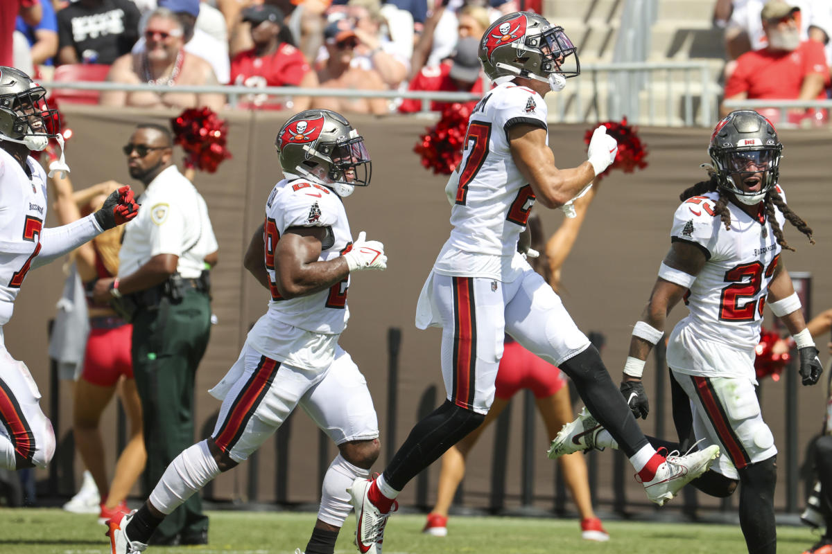 Brotherly love on hold for McCollum twins before Bucs-Eagles game