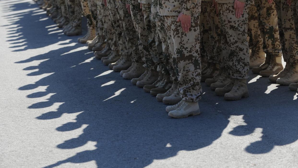 Die Schatten von Bundeswehrsoldaten auf dem Boden einer Kaserne. Foto: Patrick Seeger