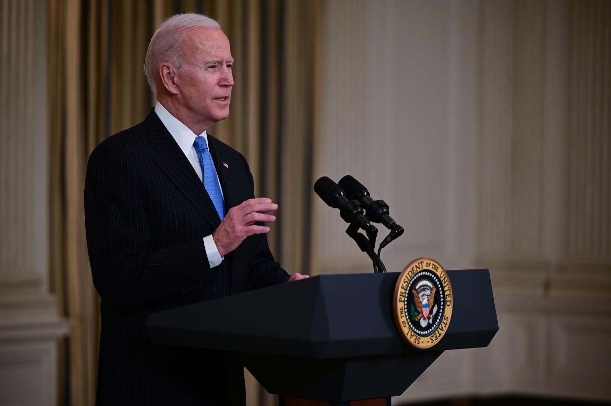 <p> “Tratemos el aprendizaje en persona como el servicio esencial que es”, dijo Biden.</p> (AFP via Getty Images)