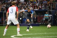 <p>ET LE 4e BUT FRANÇAIS ! Cette fois-ci, c’est Kylian Mbappé qui trompe Subasic d’une lourde frappe du droit des 20 mètres. Il devient le deuxième plus jeune buteur de l’histoire de la Coupe du Monde, derrière un certain Pelé. </p>