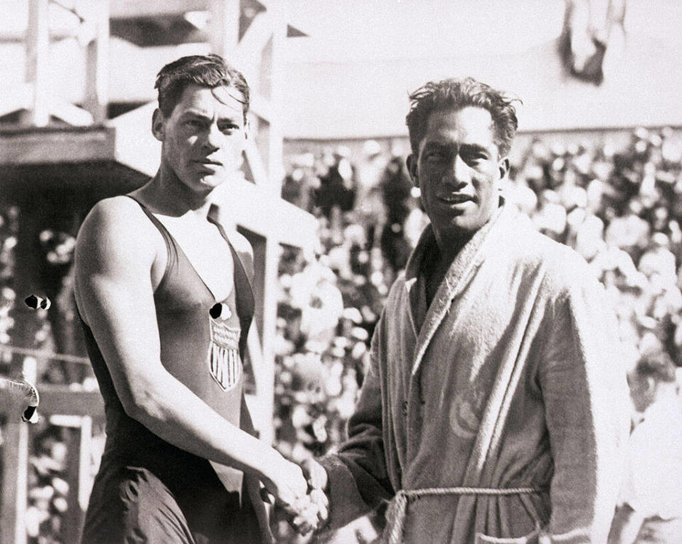 Les nageurs américains Johnny Weismuller (à gauche) et Duke Kahanamoku, ici lors des JO de Paris, durant le mois de juillet 1924.