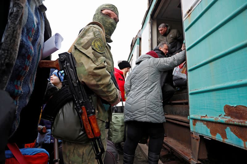 Evacuees leave Donetsk