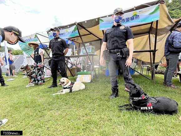 圖：陽剛的霹靂幹員搭配神情呆萌的警犬，形成剛與柔的有趣對比，成為基隆市「2022城市博覽會」另類的吸睛亮點。（記者趙智偉翻攝）