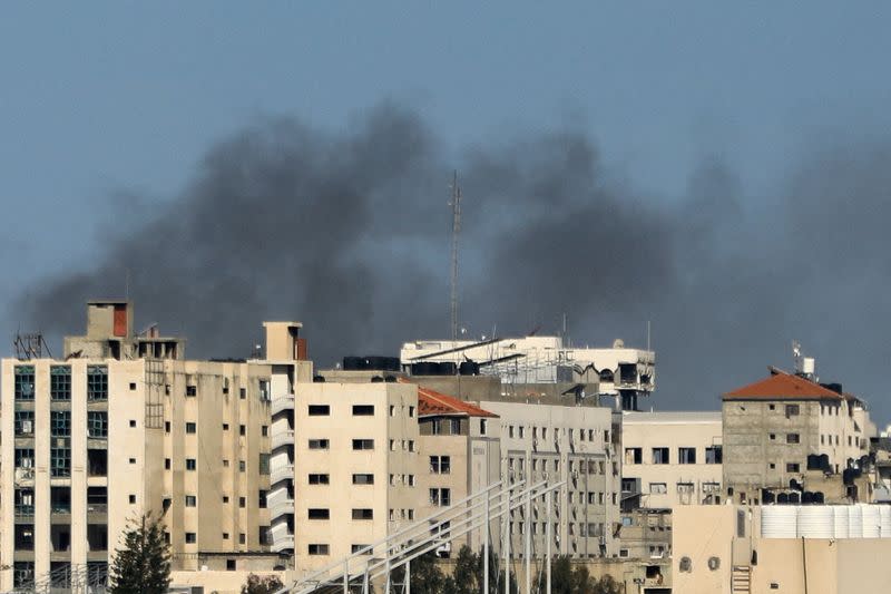 FOTO DE ARCHIVO. El humo se eleva durante una redada israelí en el hospital Al Shifa y el área circundante, en medio del conflicto en curso entre Israel y el grupo islamista palestino Hamás, en la ciudad de Gaza