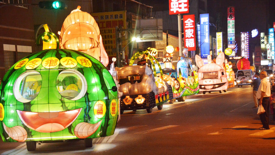 ▲花燈車遊行經過的路線，沿途吸引許多民眾目光。（圖／記者郭俊暉翻攝 , 2019.01.19）