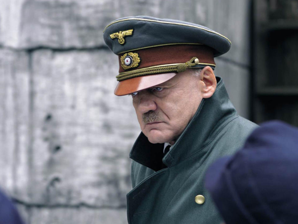 <p>Mit “Downfall” haben es sich die Verantwortlichen von “Der Untergang” leicht gemacht. Der Titel von Bernd Eichingers Kriegsfilm, der 2005 für einen Oscar nominiert war, wurde einfach wortwörtlich übersetzt. (Bild-Copyright: Moviestore Collection/REX Shutterstock) </p>