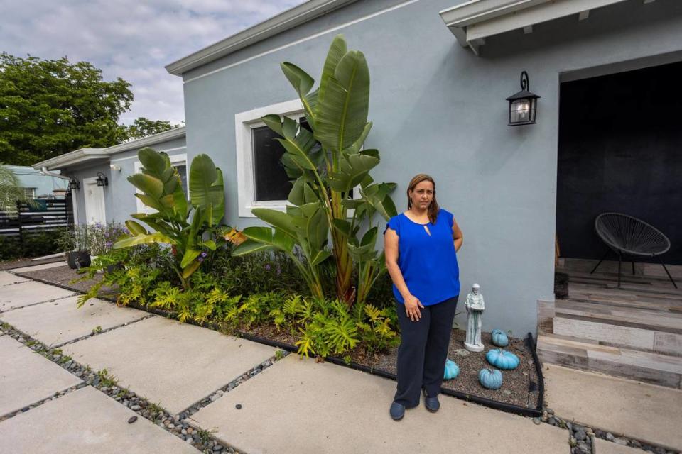 Zarahy Pacheco, junto a su casa en Northwest 18 Street, en Miami.