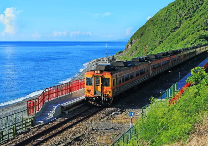 台東多良車站海天一色美景年年吸引許多遊客造訪。取自臉書「台東就醬玩 Amazing Taitung-台東縣交觀處」。