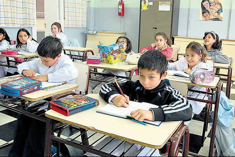 Primer día de clase en una escuela de Ushuaia, ayer, tras casi un mes sin iniciar el ciclo lectivo