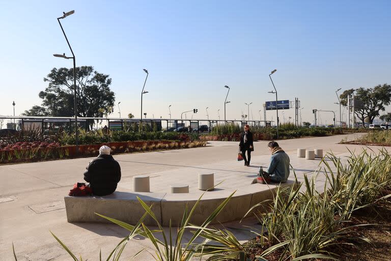 Dentro de las nuevas mejoras se incluyen plazas y espacios verdes en las veredas del aeroparque
