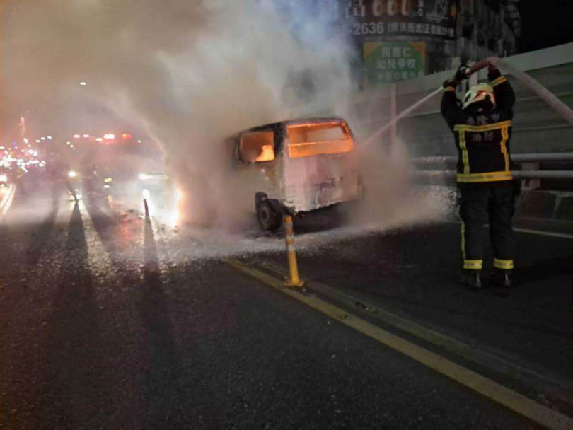 基隆大業隧道口驚見九人座汽車燒成火球 起火原因仍待調查。（圖／基隆市消防局提供／中國時報吳康瑋基隆傳真）