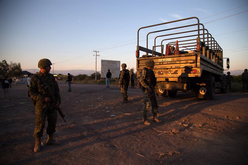 El despliegue del ejército no ha impedido la huida de miles de mexicanos (EFE/Enrique Granados)
