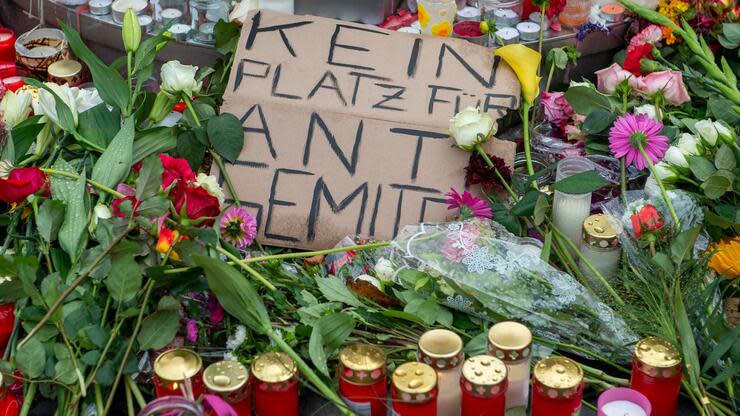 „Kein Platz für Antisemiten“: Trauer in Halle an der Saale (Sachsen-Anhalt) nach dem Terroranschlag. Foto: dpa