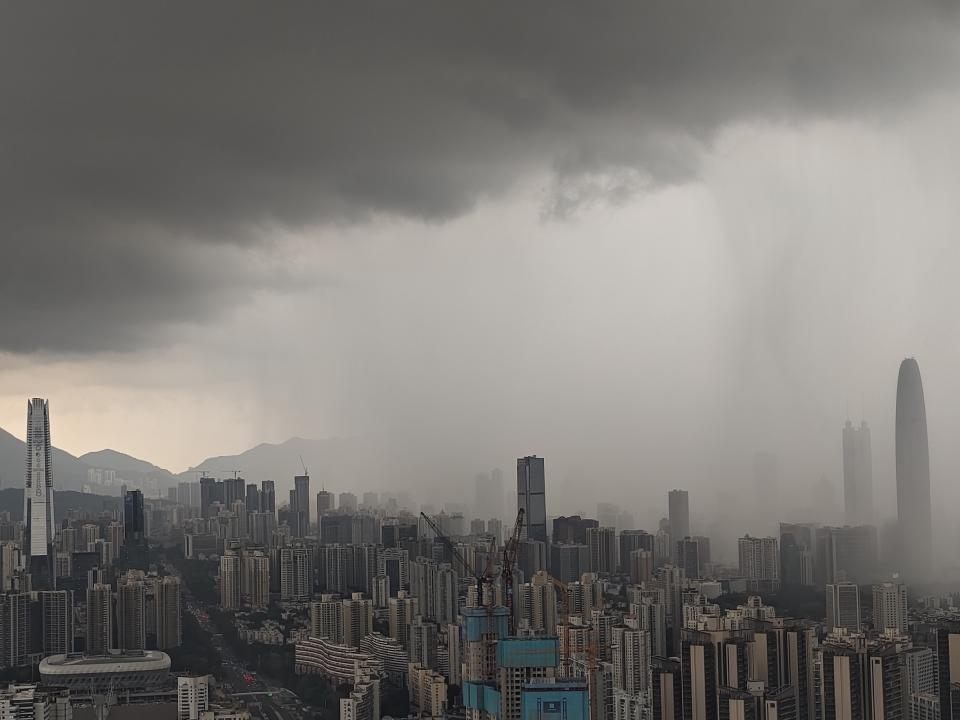 深圳連日大暴雨，相片為 4 月 18 日的情況。 (Photo by VCG/VCG via Getty Images)