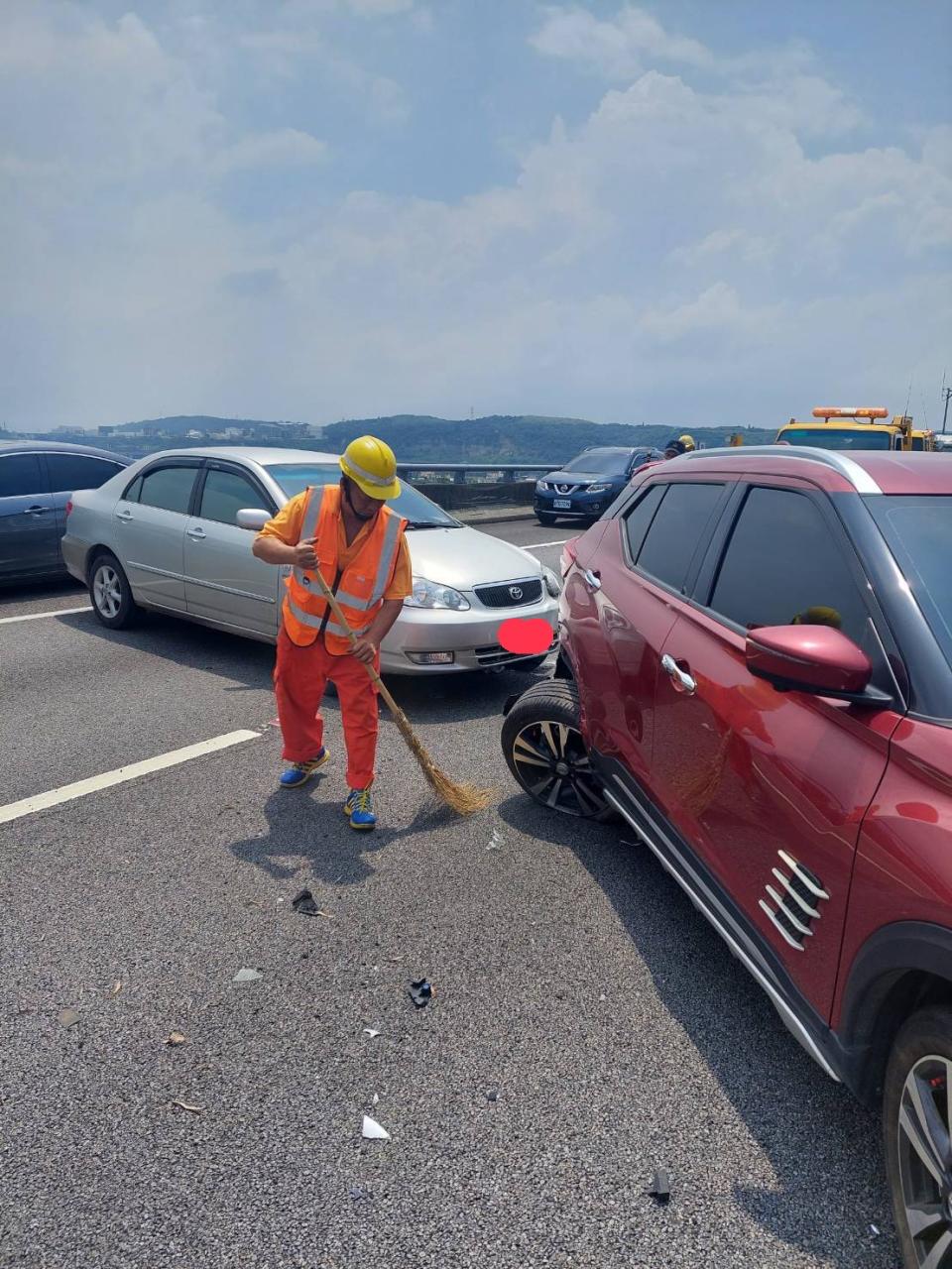 國道上有鋁梯？閃避不及4車連環撞。（圖：警方提供）