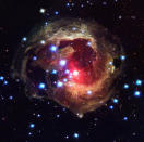 13. La estrella V838 Monocerotis (V838 Mon) revela los cambios dramáticos en la iluminación de sus nubes de polvo circundantes. El efecto, denominado eco de luz, ha develado un patrón de polvo cósmico nunca antes visto desde que la estrella se iluminó por algunas semanas en el 2002.