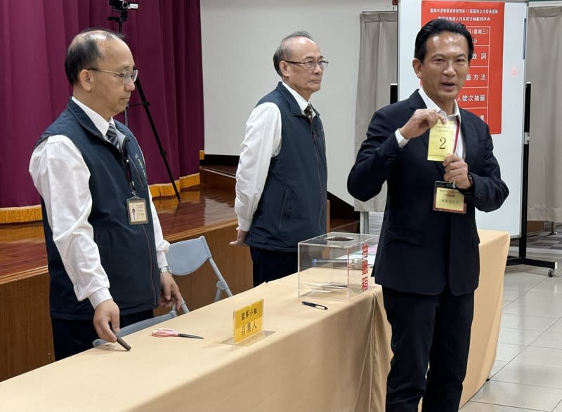圖為台南市第5選區民進黨候選人林俊憲（右）。 （中央社資料照）
