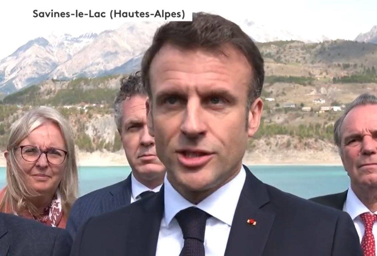 Emmanuel Macron, ici s’exprimant sur les violences du week-end à Sainte-Soline depuis Savines-le-Lac, dans les Hautes-Alpes, le 30 mars 2023.