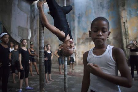 Children practise during a training session at a circus school in Havana, September 29, 2014. REUTERS/Alexandre Meneghini