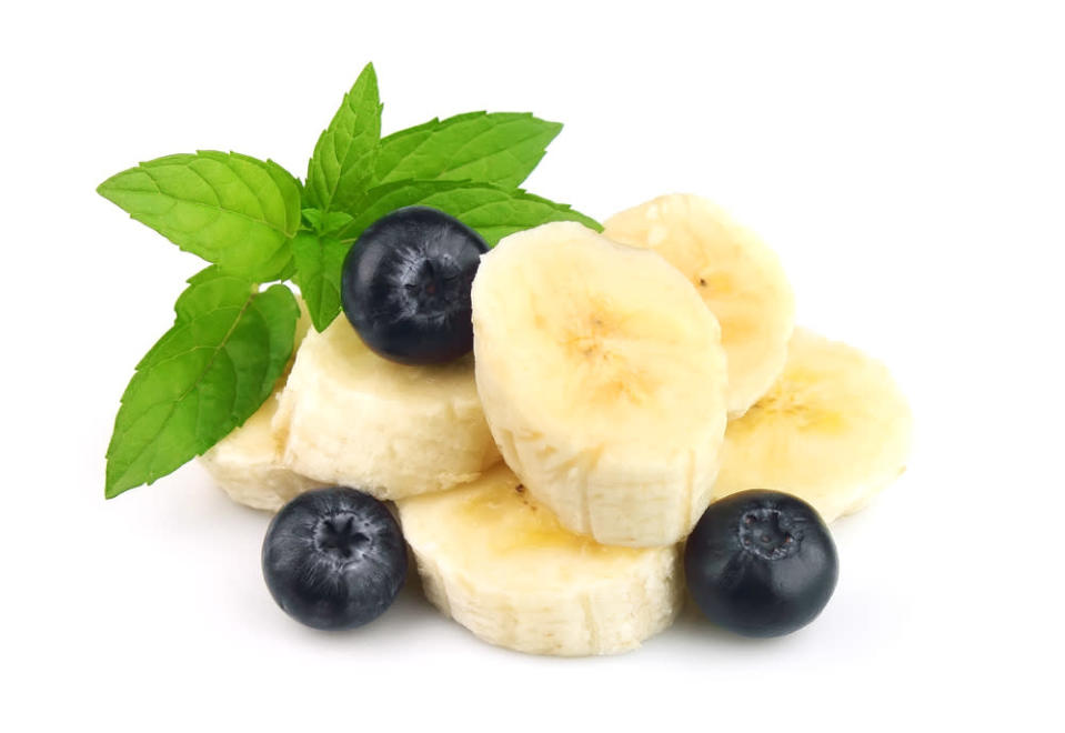 以香蕉和藍莓配搭少量燕麥，熱量不高，而且香蕉能穩定情緒，藍莓則具抗氧化功效，作為宵夜最好不過。