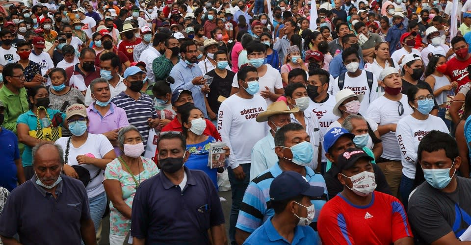 La candidata a la gubernatura de Guerrero por Morena Evelyn Salgado Pineda realizó su cierre de campaña ante miles de sus seguidores en el zócalo de Acapulco, en donde en todo momento estuvo acompañada por su padre el senador Félix Salgado Macedonio.