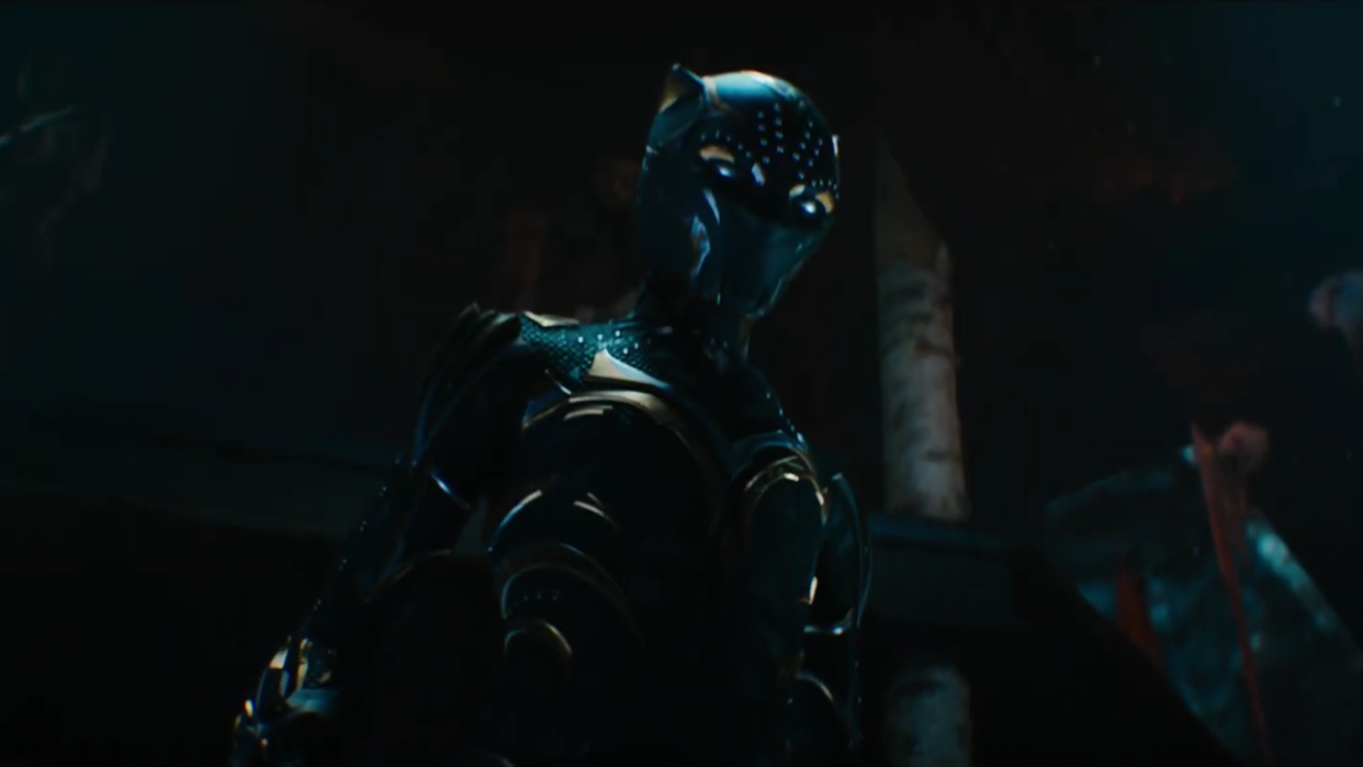 Qui se cache sous ce costume noir et doré de Black Panther ? Shuri, Okoye ou Nakia ?