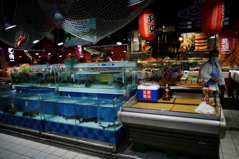 FOTO DE ARCHIVO: Se ve un mostrador de sashimi vacío junto a mariscos vivos en un supermercado tras los nuevos casos de infecciones de coronavirus en Pekín, China, el 15 de junio de 2020