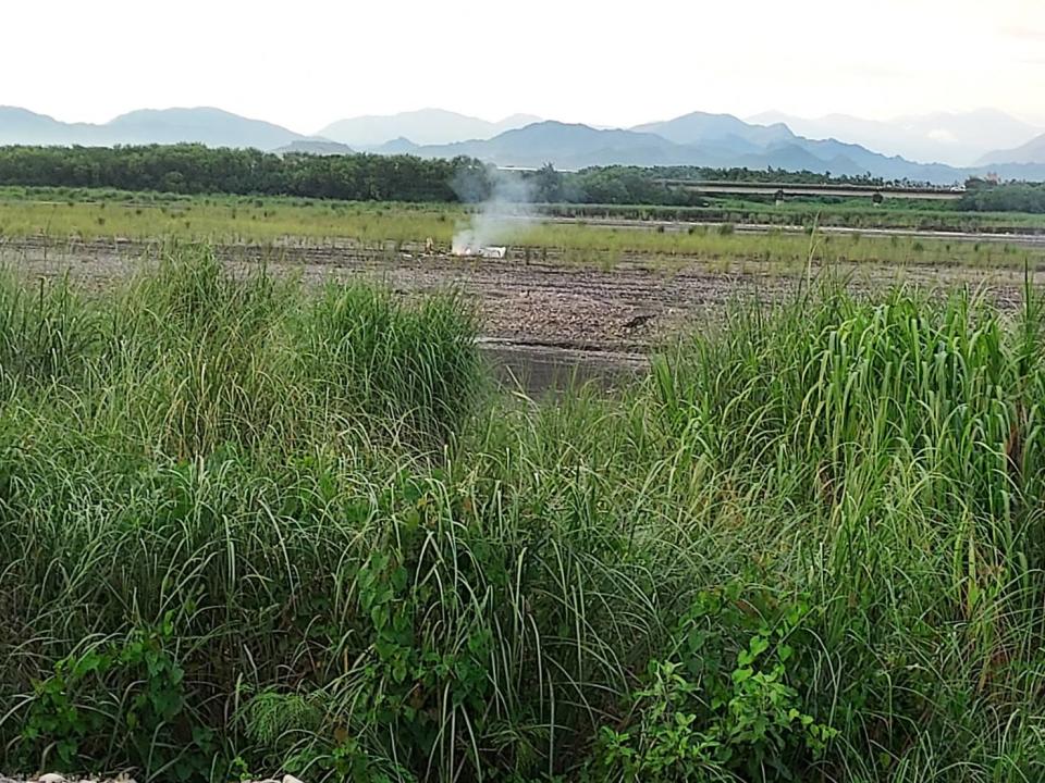 屏東縣消防局接獲通報，疑似輕航機發生事故造成2人死亡。   圖 ： 民眾 ／提供