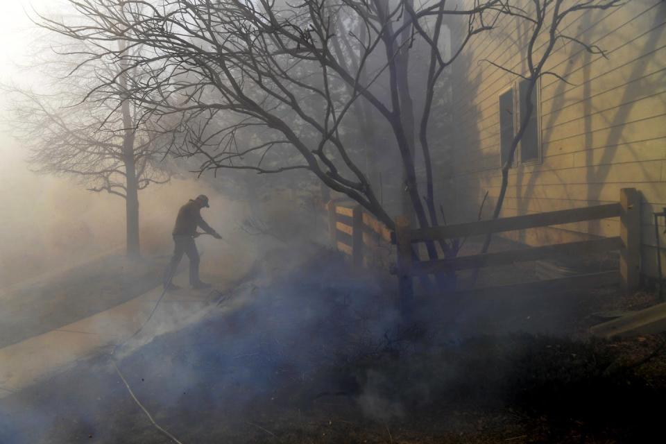People tried to save houses as the wildfire hopscotched through neighborhoods in Superior and Louisville, Colorado. <a href="https://www.gettyimages.com/detail/news-photo/good-samaritan-tries-to-put-out-fire-around-a-house-near-news-photo/1362040437" rel="nofollow noopener" target="_blank" data-ylk="slk:Helen H. Richardson/MediaNews Group/The Denver Post via Getty Images;elm:context_link;itc:0;sec:content-canvas" class="link ">Helen H. Richardson/MediaNews Group/The Denver Post via Getty Images</a>