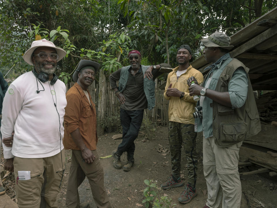 DA 5 BLOODS (L to R) DIRECTOR SPIKE LEE , CLARKE PETERS as OTIS , DELROY LINDO as PAUL , JONATHAN MAJORS as DAVID , NORM LEWIS as EDDIE in DA 5 BLOODS . Cr. DAVID LEE /NETFLIX Â© 2020