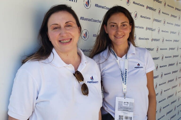 Valeria y Luciana Piersanti en el stand de la empresa en Expoagro