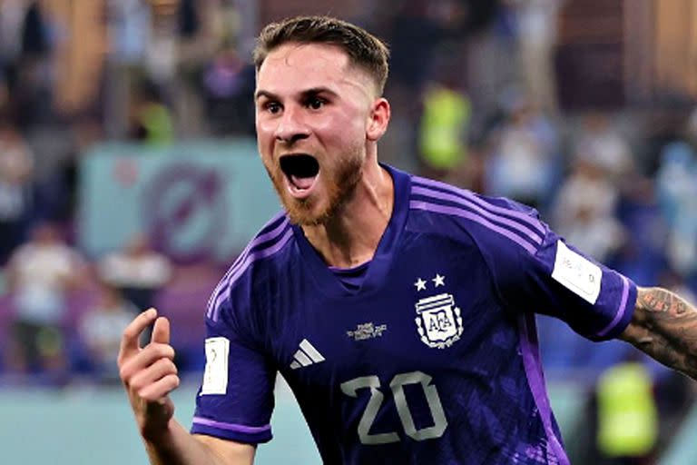 .Alexis Mac Allister de Argentina celebra después de anotar el primer gol de su equipo durante el partido del Grupo C de la Copa Mundial de la FIFA Qatar 2022 entre Polonia y Argentina en el Estadio 974