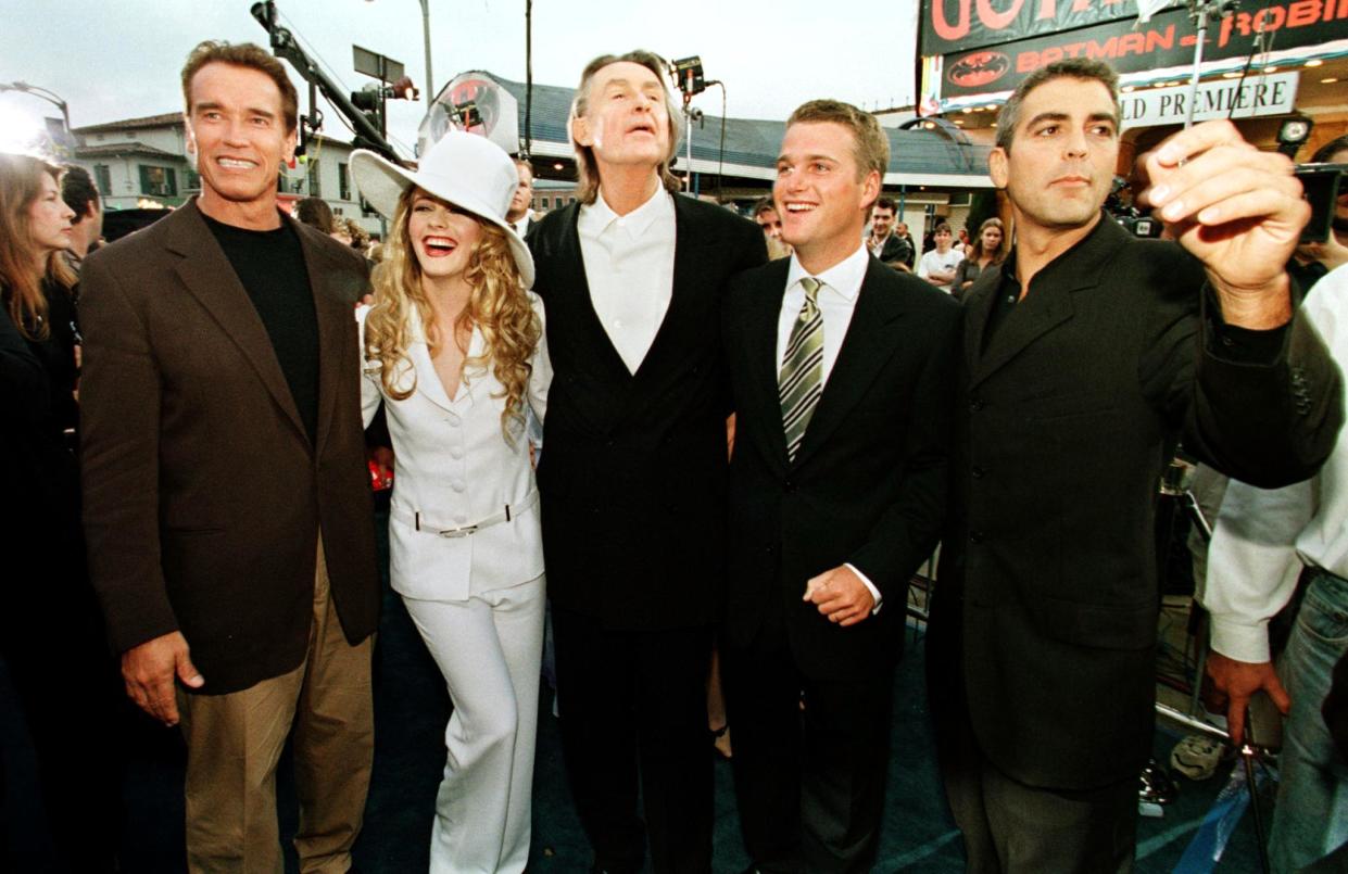 LOS ANGELES, UNITED STATES:  From left to right, actors and the director of Batman and Robin, Arnold Schwarzenegger, Alicia Silverstone, the film's director Joel Schumacher, Chris O'Donnell and George Clooney, pose for the press during the premier of 