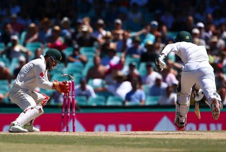 Cricket - Australia v Pakistan - Third Test cricket match - Sydney Cricket Ground, Sydney, Australia - 7/1/17 Australia's wicketkeeper Matthew Wade runs out Pakistan's Mohammad Amir. REUTERS/David Gray