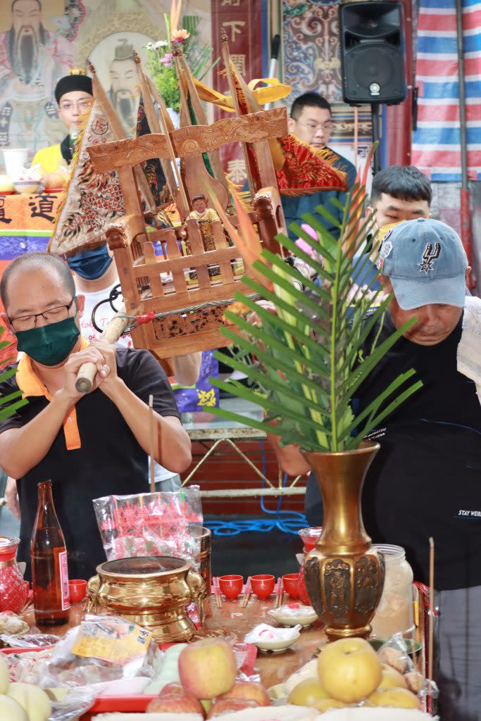 前甲元祐宮開基的李府元帥爺乘坐四駕在普度會場巡普。（記者陳俊文攝）