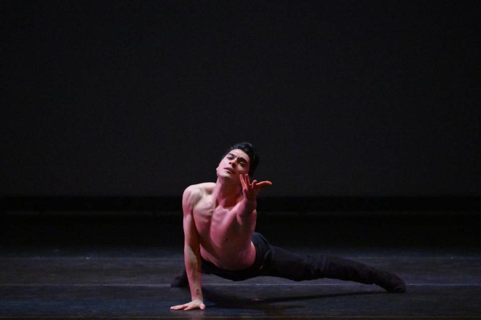 El Primer Bailarín de la Compañía Nacional de Danza de México, Argenis Uriel Montalvo, interpreta, “Pavana”. Foto Simon Soong/Cortesía Men Who Dance