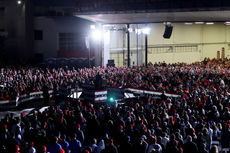 El presidente de EEUU, Donald Trump, habla durante un evento de campaña en el aeropuerto internacional de MBS, en Freeland