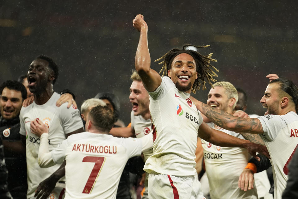 Los jugadores del Galatasaray festejan la victoria sobre el Manchester United en la Liga de Campeones, el martes 3 de octubre de 2023 (AP Foto/Dave Thompson)