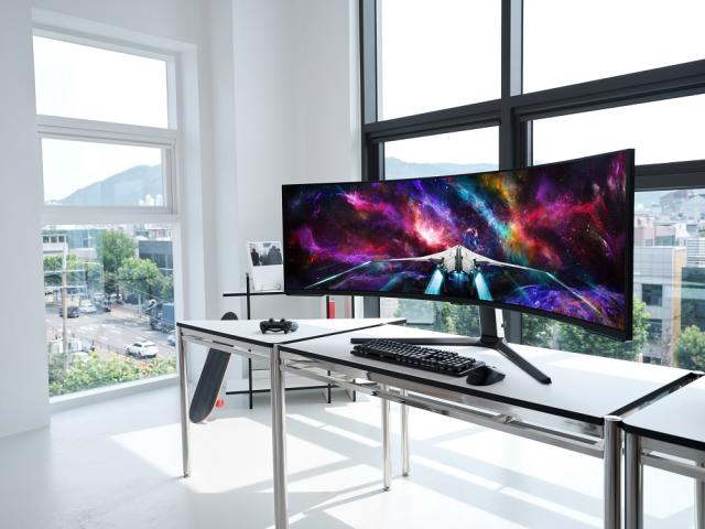 Samsung's 57-inch ultrawide dual 4K gaming monitor arrives in