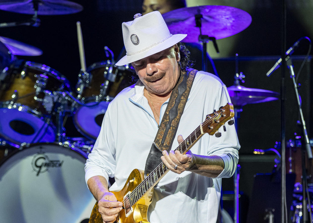 Carlos Santana poco antes de su desmayo en el concierto en Michigan. (Photo by Scott Legato/Getty Images)