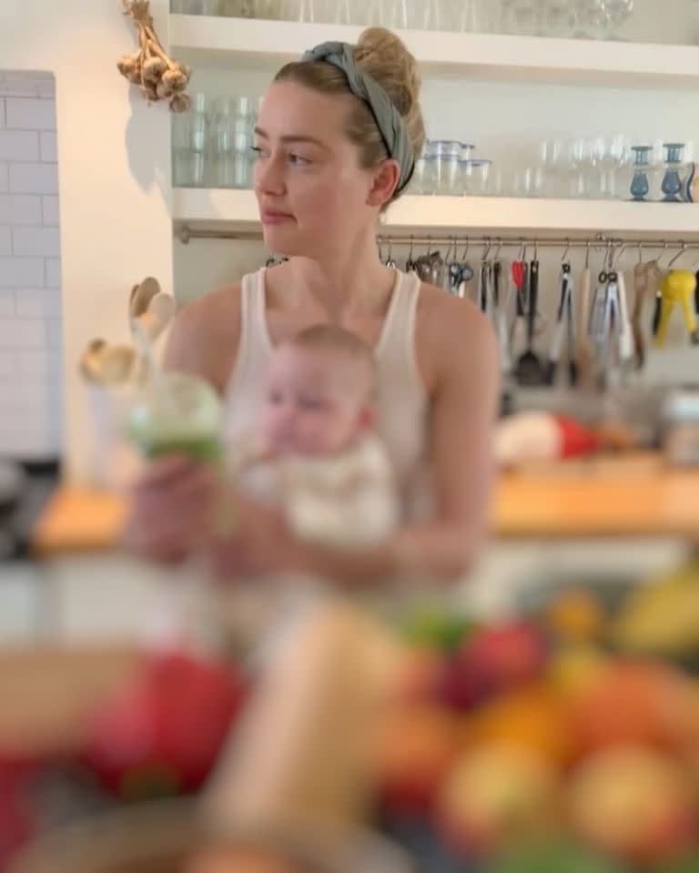 Amber Heard junto a su pequeña hija en una de las tantas postales que compartió en rede sociales (Instagram @/)