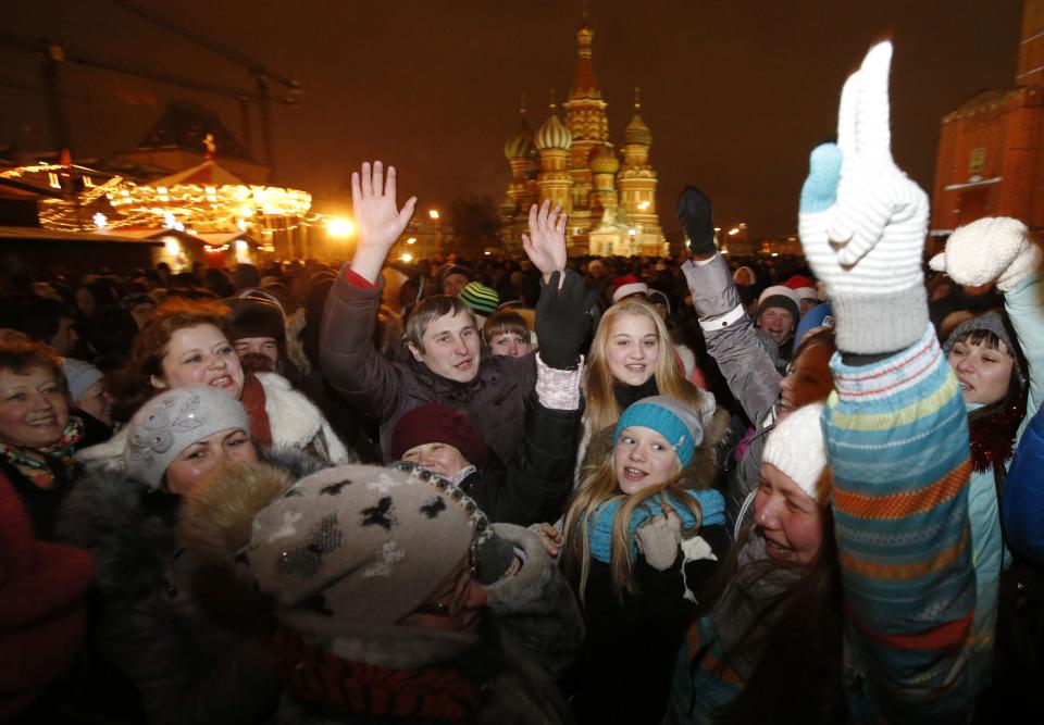 Отмечают 31 декабря. Празднование нового года в России. Рождество в России. Фоторепортаж новый год. Отмечают новый год в России.
