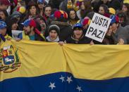 Venezolanos protestan contra el gobierno del presidente Nicolás Maduro en Madrid, España, el martes 18 de febrero de 2014. (AP Photo/Paul White)