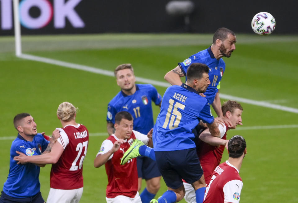 Leonardo Bonucci, de Italia, cabecea al arco durante el partido Italia-Austria por los octavos de final de Euro 2020 en el estadio Wembley, Londres, sábado 26 de junio de 2021. (Laurence Griffiths/Pool Foto via AP)