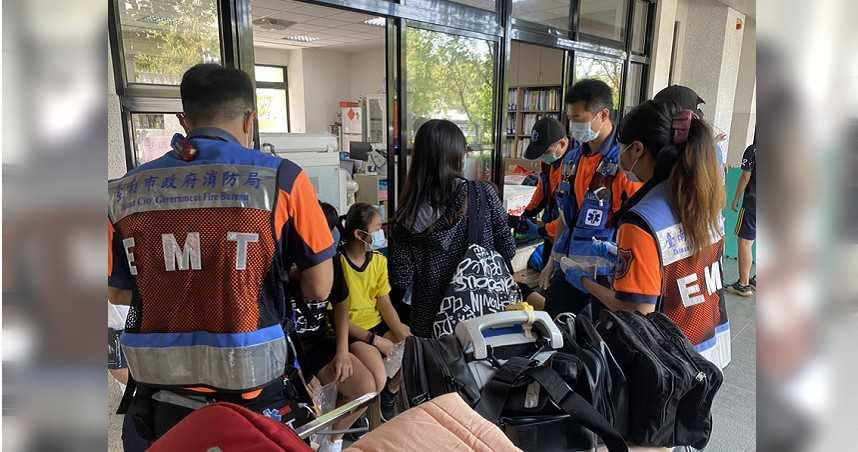 台南新東國中有6名學生中午用餐時食物中毒，救護員趕赴校園將學生送醫治療。（圖／讀者提供）