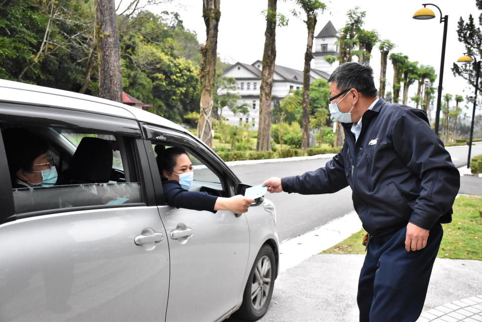 2013年初矯正機關收容人納入健保開始，關山慈院醫護團隊即每週到監獄看診，每月提供二十診次，迄今已服務超過十年。