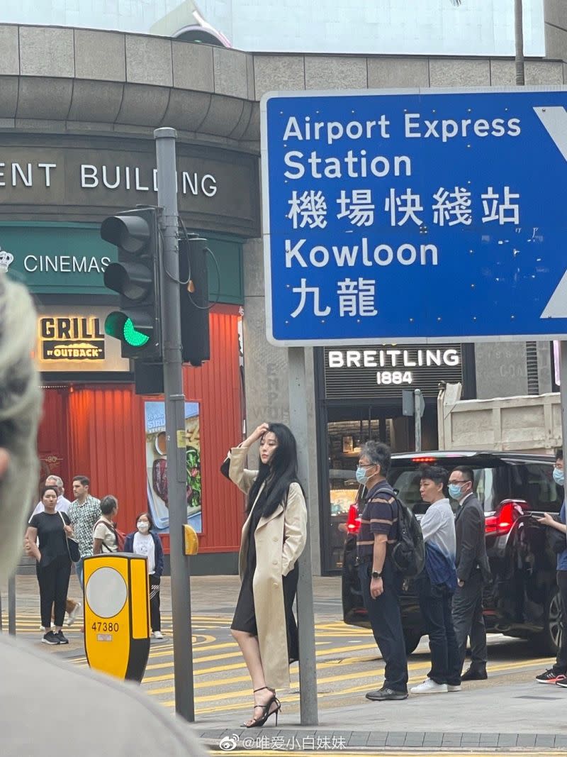 ▲范冰冰在香港街頭執行拍攝工作。（圖／翻攝自微博）