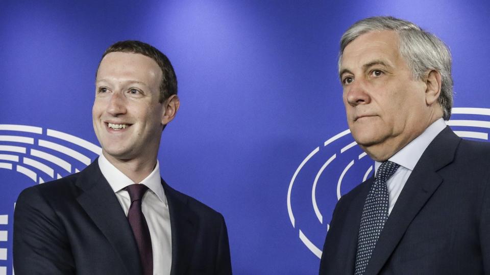 Mark Zuckerberg (L) zusammen mit EU-Parlamentspräsident Antonio Tajani. Foto: Thierry Roge/BELGA