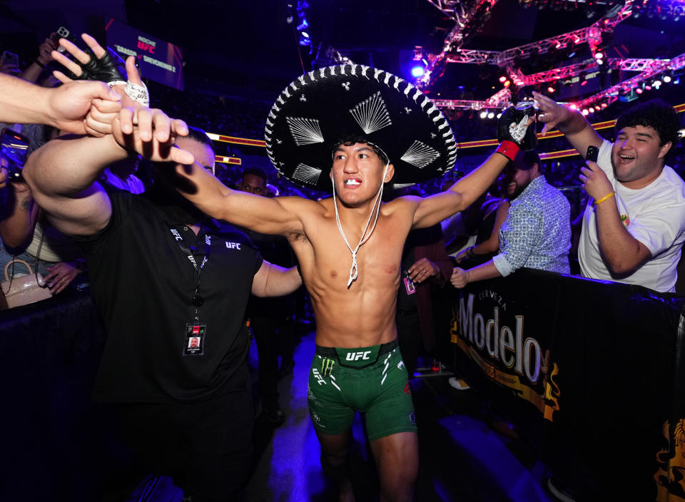 Raul Rosas Jr. celebra su victoria ante Terrence Mitchell, su segundo triunfo en la UFC. (Foto: Chris Unger/Zuffa LLC via Getty Images)