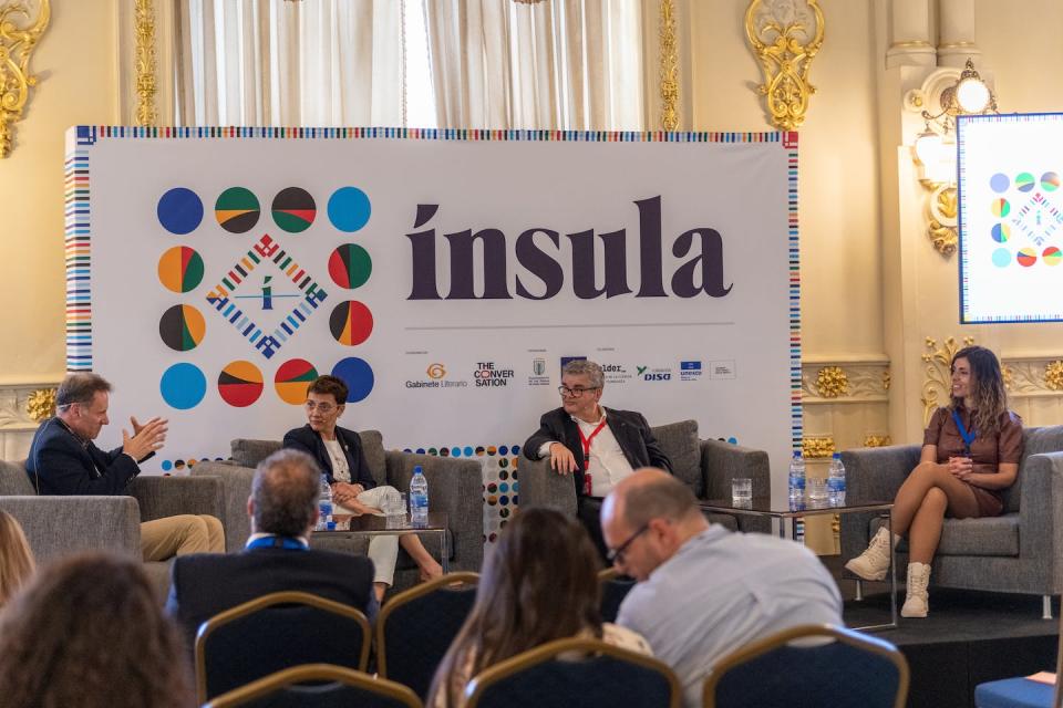 Participan en la mesa: Joaquín Hernández Brito, director de la Plataforma Oceánica de Canarias (Plocan); Javier Marcello, PTU e investigador del Instituto IOCAG y Pilar García Jiménez, de la UPC. Moderada por Elena Sanz, redactora jefa de The Conversation. Sabrina Ceballos y Ernesto R. Ageitos, <a href="http://creativecommons.org/licenses/by/4.0/" rel="nofollow noopener" target="_blank" data-ylk="slk:CC BY;elm:context_link;itc:0;sec:content-canvas" class="link ">CC BY</a>